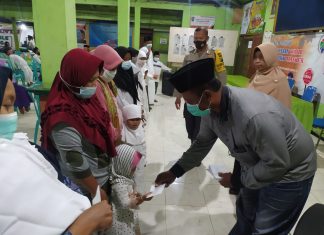 *Penghujung Tahun 2020, Bhabinkamtimas Polsek Widang Dampingi Pemdes Beri Santunan Anak Yatim*