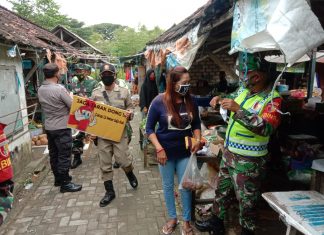 *PPKM diberlakukan Untuk Kabupaten Tuban, Polsek Widang Bagi-bagi Masker kepada masyarakat*