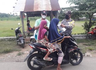 Bhabinkamtibmas Polsek Bancar Tuban Berikan Masker Kepada Warga