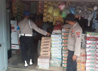 Cegah Covid-19, Polsek Senori Polres Tuban Berikan Himbauan 3M Kepada Pemilik Toko