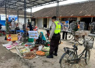 Putus Rantai Penularan Covid-19, Polsek Senori Polres Tuban Berikan Himbauan Kepada Pedagang Pasar