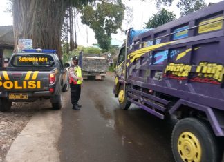 Cegah Laka lantas, Anggota Polsek Grabagan ingatkan para Sopir Bak terbuka