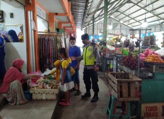 Polsek Rengel Gelar Patroli Jalan Kaki Dialogis Dengan Pengunjung Pasar