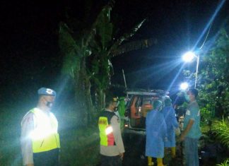 Polsek Plumpang Melaksanakan Pengamanan Pemakaman Covid-19 Di Ds Plumpang