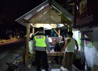 Patroli Di Poskamling, Polsek Rengel Polres Tuban Titip Pesan Kepada Warga Supaya Jaga Protokol Kesehatan