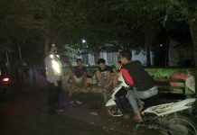 Sambangi Tempat Tongkrongan Pemuda, Unit Sabhara Polsek Rengel Ingatkan Warga Tidak Nongkrong Terlalu Lama
