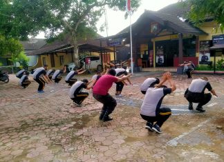 Tingkatkan Imun Tubuh, Anggota Polsek Senori Polres Tuban Laksanakan Olahraga Bersama