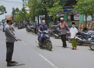*ANTISIPASI MACET DAN LAKALANTAS, ANGGOTA POLSEK KEREK BANTU PERLANCAR ARUS LALIN DAN PARKIR DI DEPAN MASJID.*