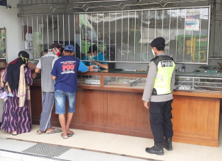 Patroli Siang Hari Polsek Tambakboyo Sampaikan Imbauan Prokes Pada Pemilik Toko Emas Pasar Tambakboyo