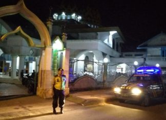 Berikan Rasa Aman, Polsek Senori Polres Tuban Laksanakan Pengamanan Sholat Tarawih