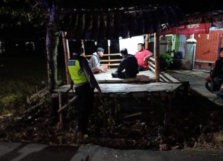 Ciptakan Situasi yang Kondusif, Anggota Polsek Grabagan laksanakan Patroli di Pos Kamling