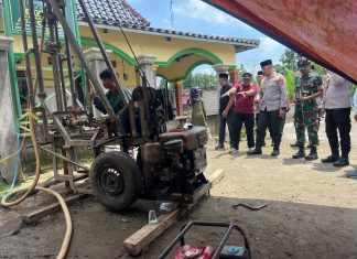 Gelar Baksos, Kapolres Kediri Serahkan Bantuan Sumur Bor untuk Warga Babatan