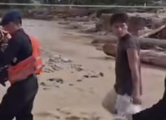 Aksi Heroik Brimob Gendong Bayi Seberangi Jembatan Nyaris Roboh di Tapanuli Selatan