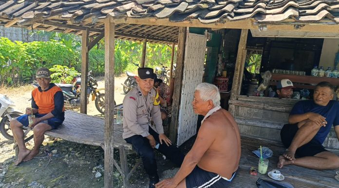 Santai Cangkruk di Warung, Bhabinkamtibmas Sampaikan Himbauan
