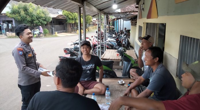 Bhabinkamtibmas melaksanakan Sambang ke desa binaan, Tak lupa berikan himbauan kamtibmas