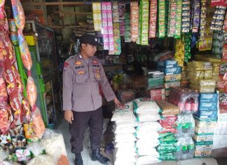 Bripda iqbal melakukan Patroli jalan kaki di sekitaran pasar Ds. Mulyoagung