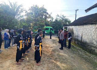 Kapolsek Senori Polres Tuban Polda Jatim Memimpin Pengamanan Kegiatan Keberangkatan Calon Warga Baru IKSPI Ranting Senori Ke Madiun