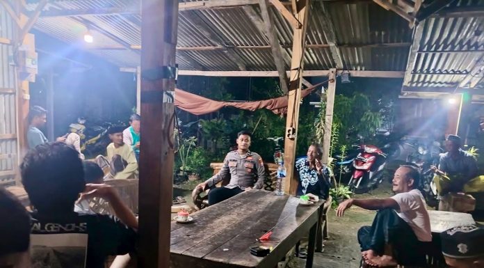 Hadir Ditengah Warga Anggota Bhabinkamtimas Polsek Senori Polres Tuban Polda Jatim Serap Informasi dan Aspirasi Dari Warga