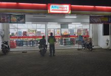 Beri rasa aman, Polisi Polsek Kenduruan Polres Tuban gelar Patroli di Alfamart