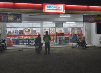 Beri rasa aman, Polisi Polsek Kenduruan Polres Tuban gelar Patroli di Alfamart