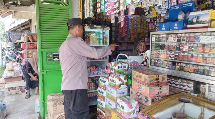 Beri Rasa Aman dan Nyaman Kepada Pedagang dan Pembeli, Polisi Polsek Kenduruan Polres Tuban Gelar Patroli Blusukan Di Pasar